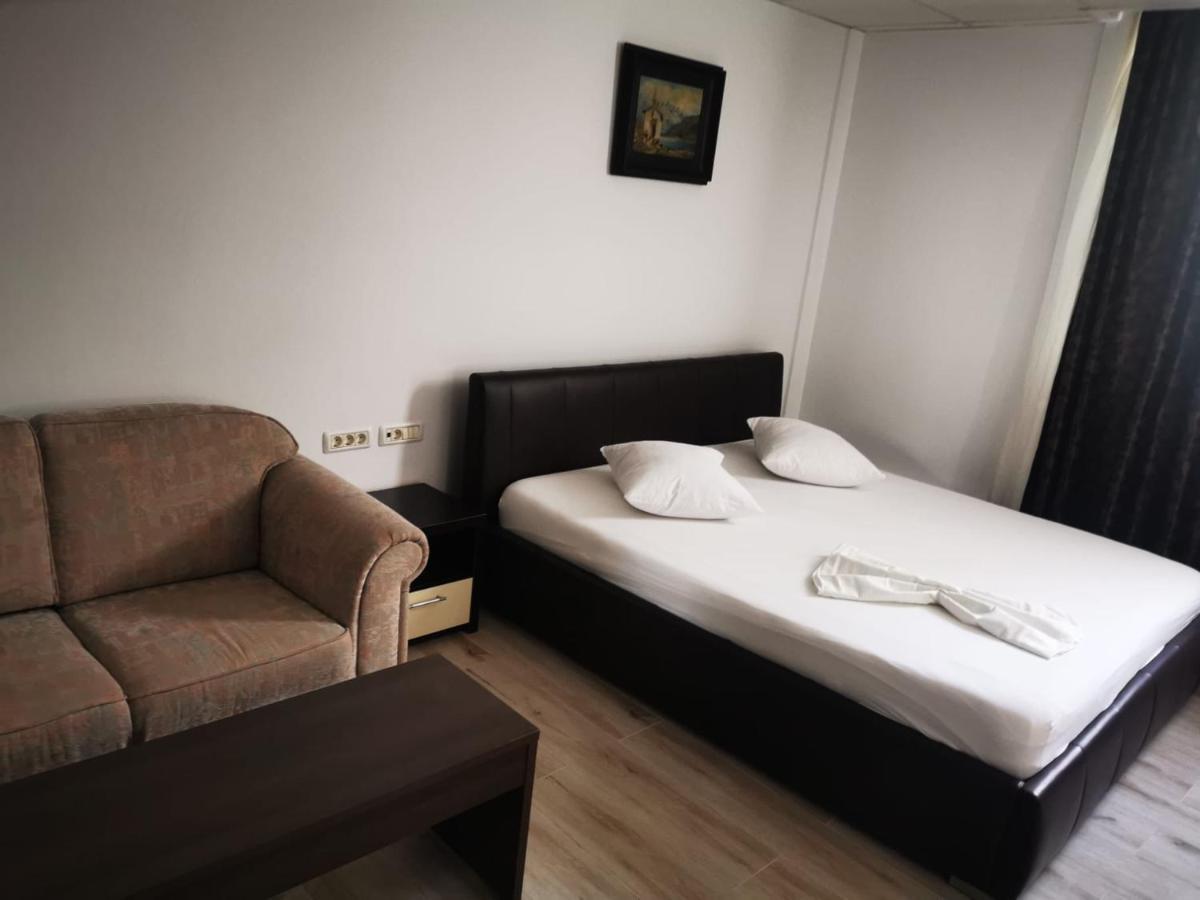 Hotel Viva Ploiesti Bagian luar foto