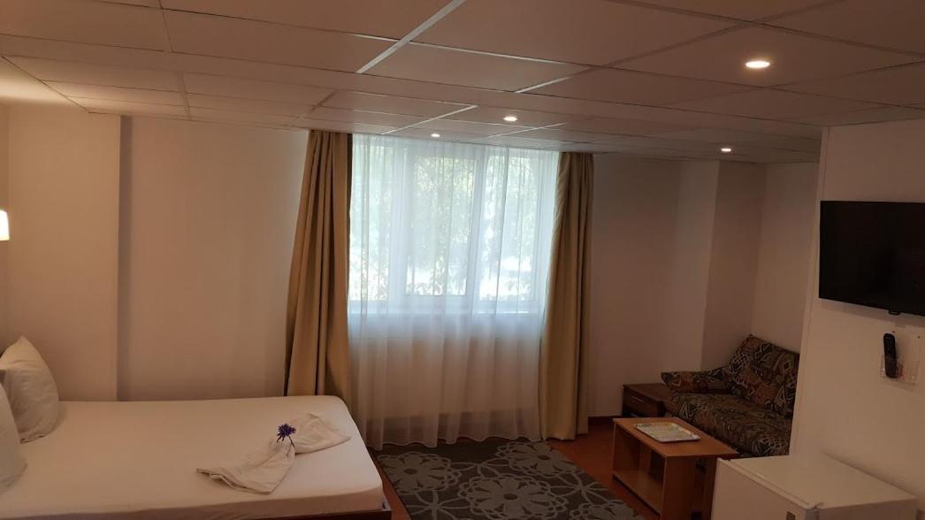 Hotel Viva Ploiesti Bagian luar foto