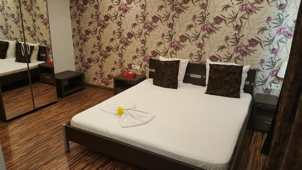 Hotel Viva Ploiesti Bagian luar foto